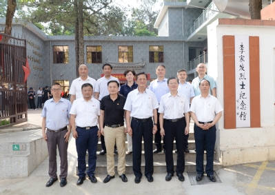 校地领导合影 校地领导合影