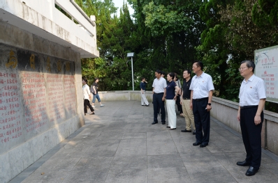 瞻仰李家发烈士纪念碑1 瞻仰李家发烈士纪念碑1