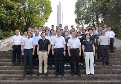 瞻仰李家发烈士纪念碑2 瞻仰李家发烈士纪念碑2