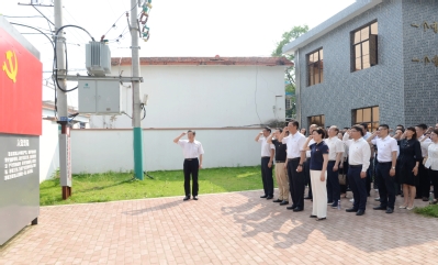 党委副书记吴金月带领大家重温入党誓词 党委副书记吴金月带领大家重温入党誓词